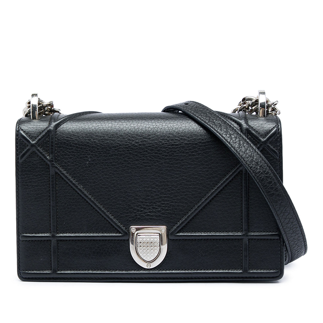 Dior Sac bandoulière grainé Diorama à rabat Petit Cuir de veau grainé Noir – vue principale – GABY PARIS