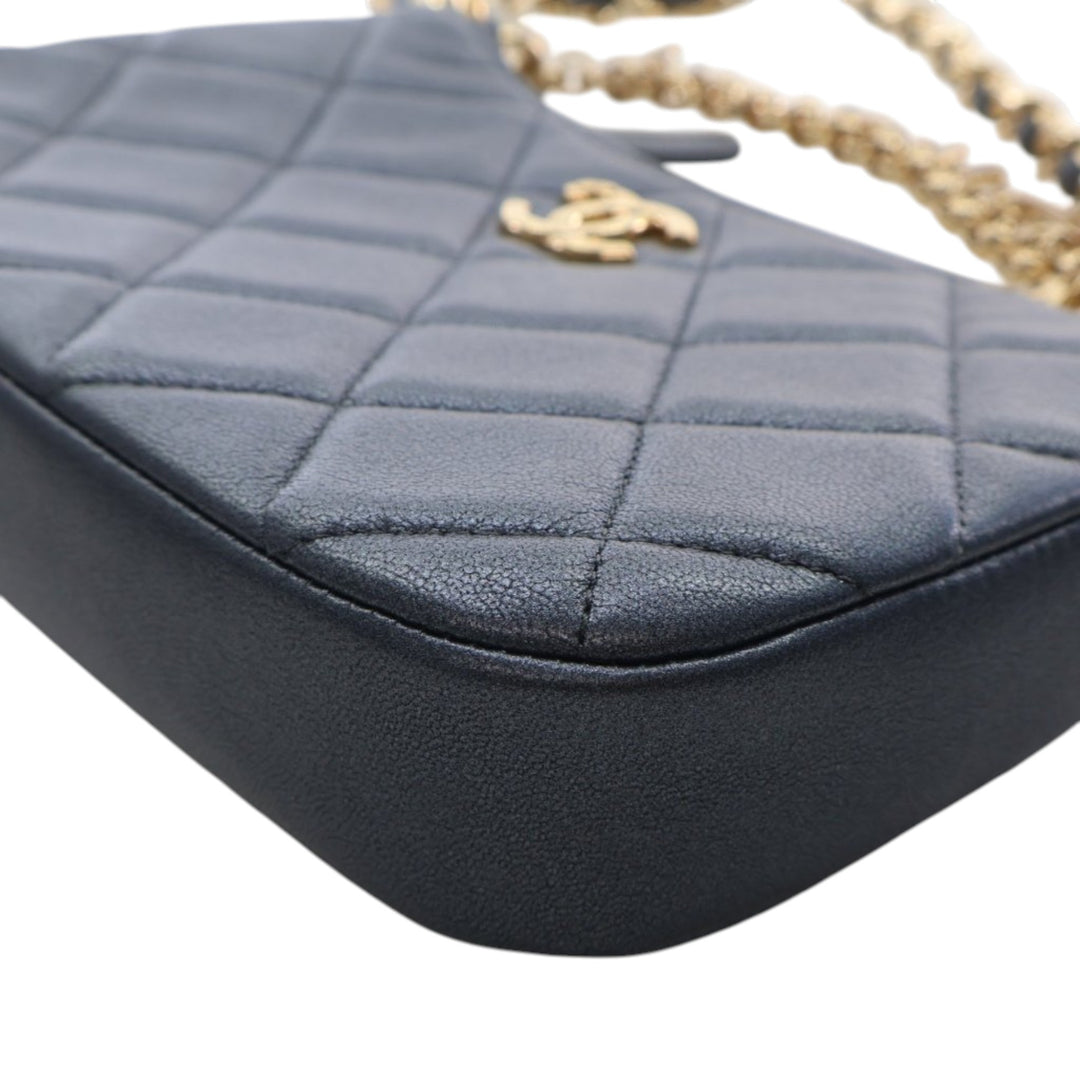 Chanel Small Matelassé Cuir d’agneau Logo Chain Sac porté croisé