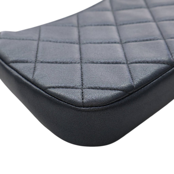 Chanel Small Matelassé Cuir d’agneau Logo Chain Sac porté croisé