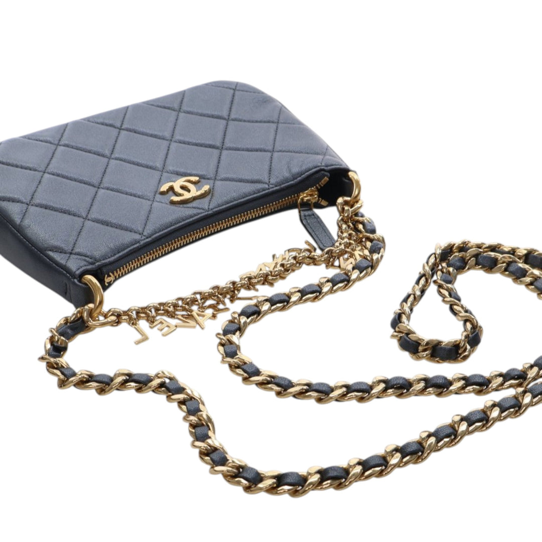 Chanel Small Matelassé Cuir d’agneau Logo Chain Sac porté croisé