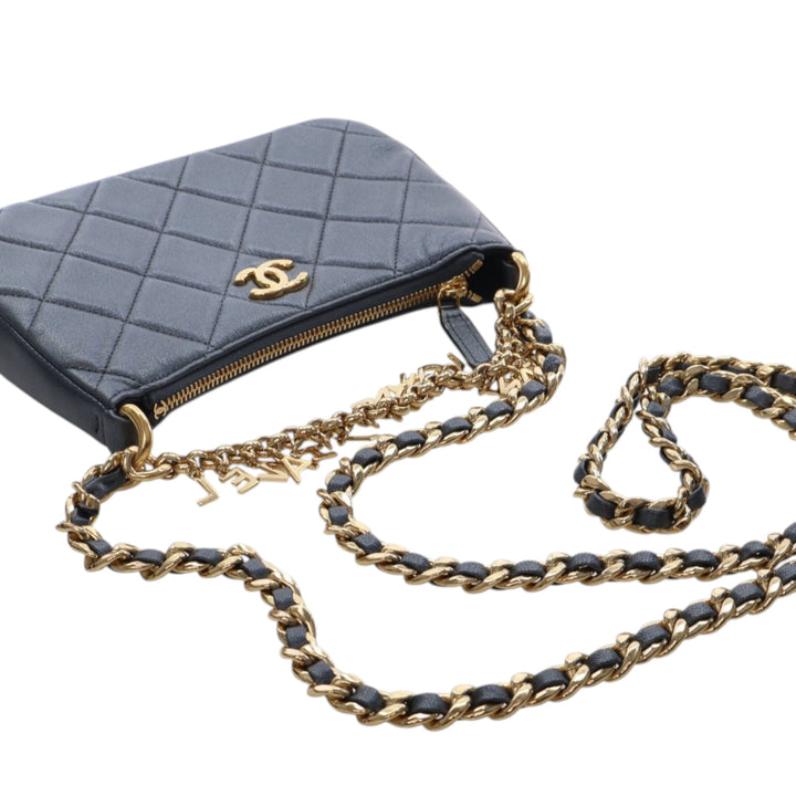 Chanel Small Matelassé Cuir d’agneau Logo Chain Sac porté croisé