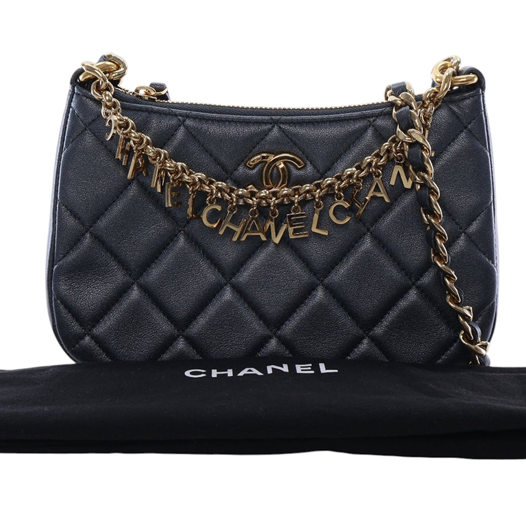 Chanel Small Matelassé Cuir d’agneau Logo Chain Sac porté croisé