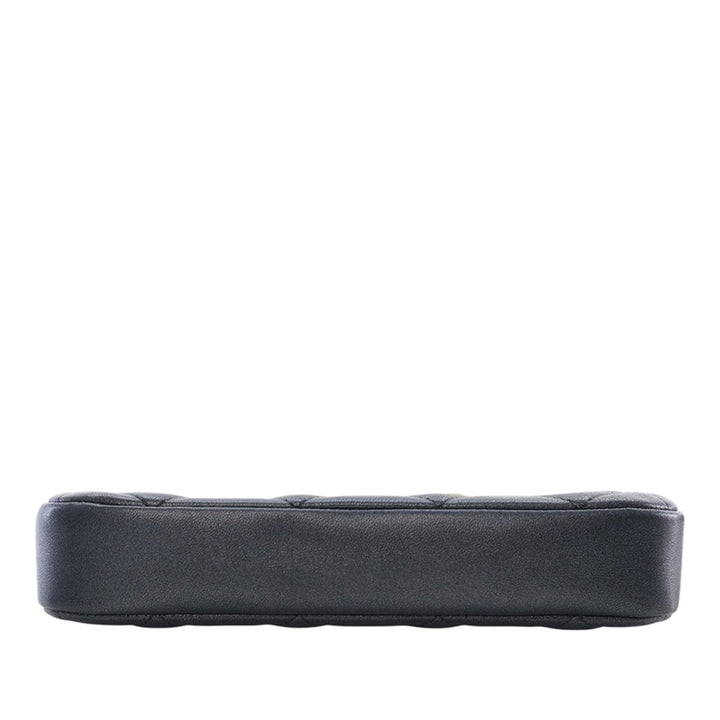 Chanel Small Matelassé Cuir d’agneau Logo Chain Sac porté croisé