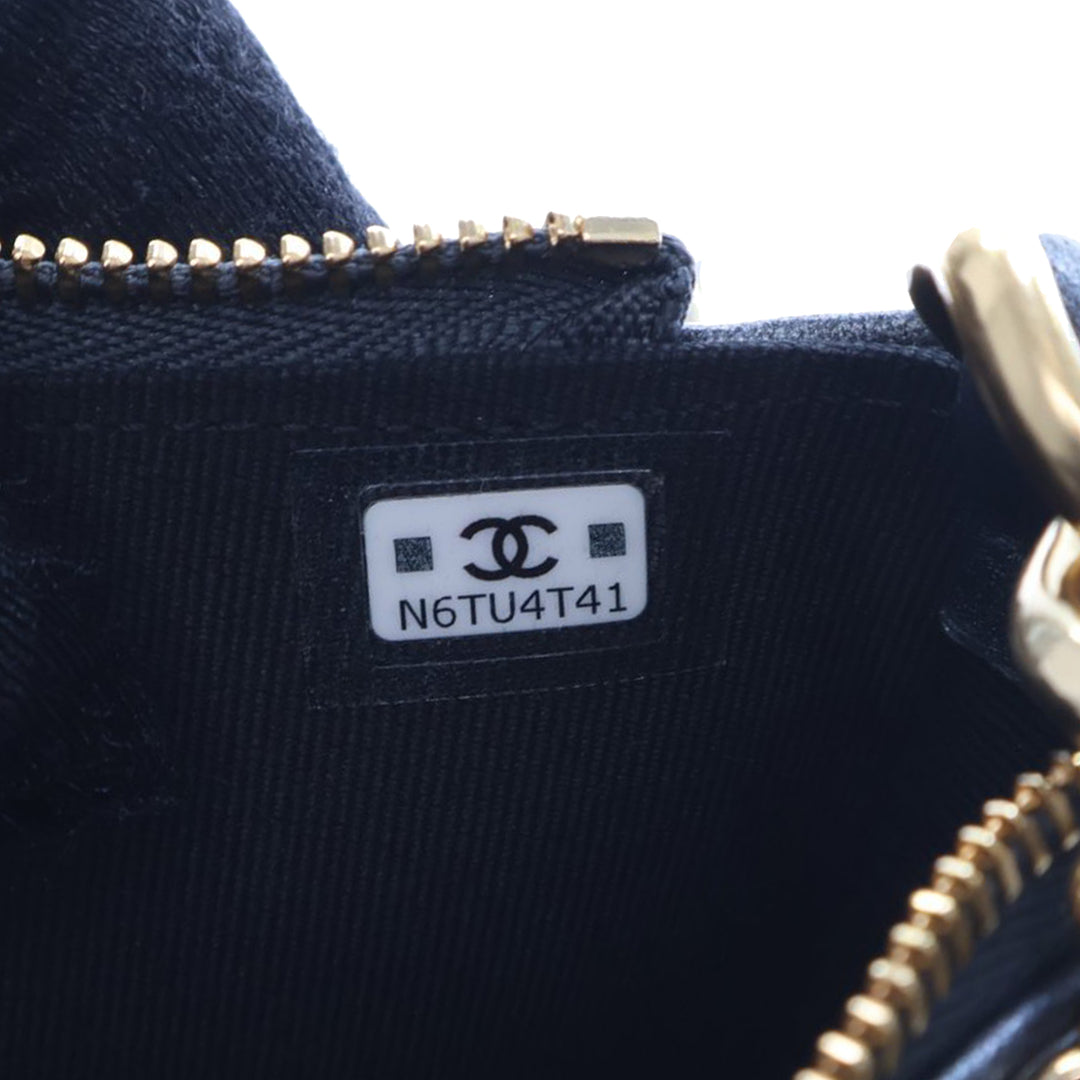 Chanel Small Matelassé Cuir d’agneau Logo Chain Sac porté croisé
