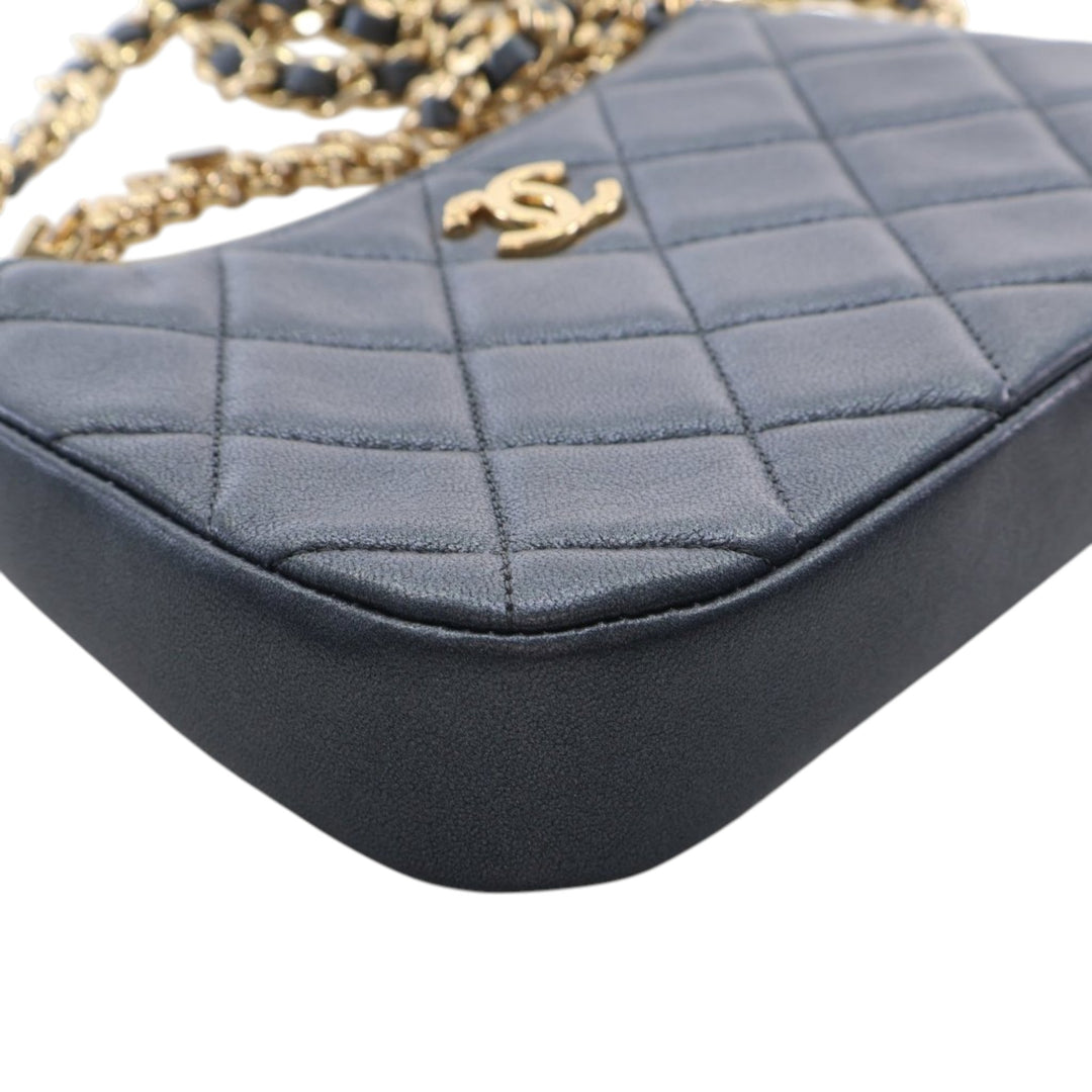 Chanel Small Matelassé Cuir d’agneau Logo Chain Sac porté croisé