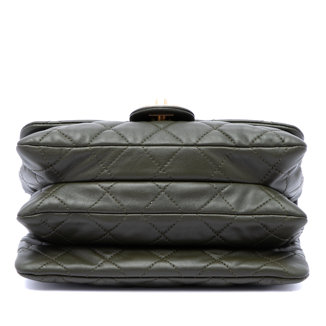 Chanel Matelassé Pillow Crush à rabat Petit Cuir d'agneau Marron – vue 3 – GABY PARIS