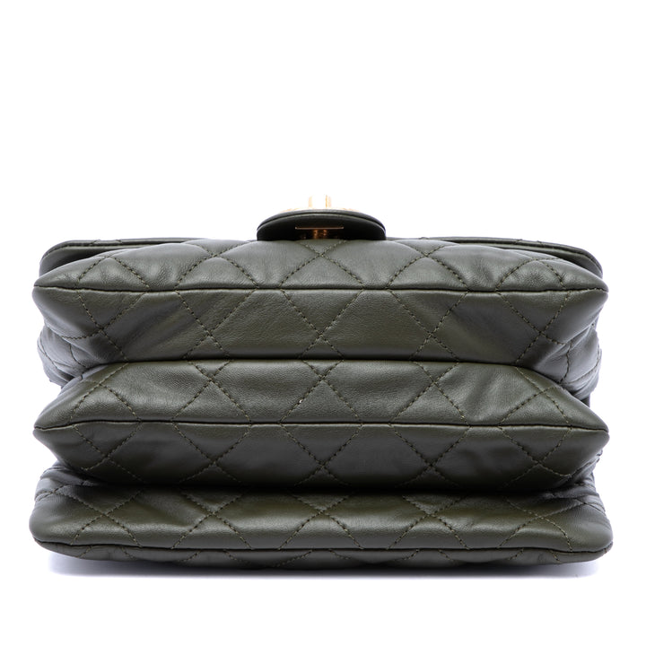 Chanel Matelassé Pillow Crush à rabat Petit Cuir d'agneau Marron – vue 3 – GABY PARIS