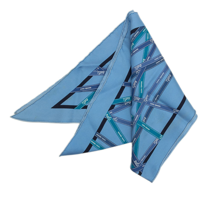 Hermès Carré Bolduc Pointu Triangle Bleu – vue principale – GABY PARIS