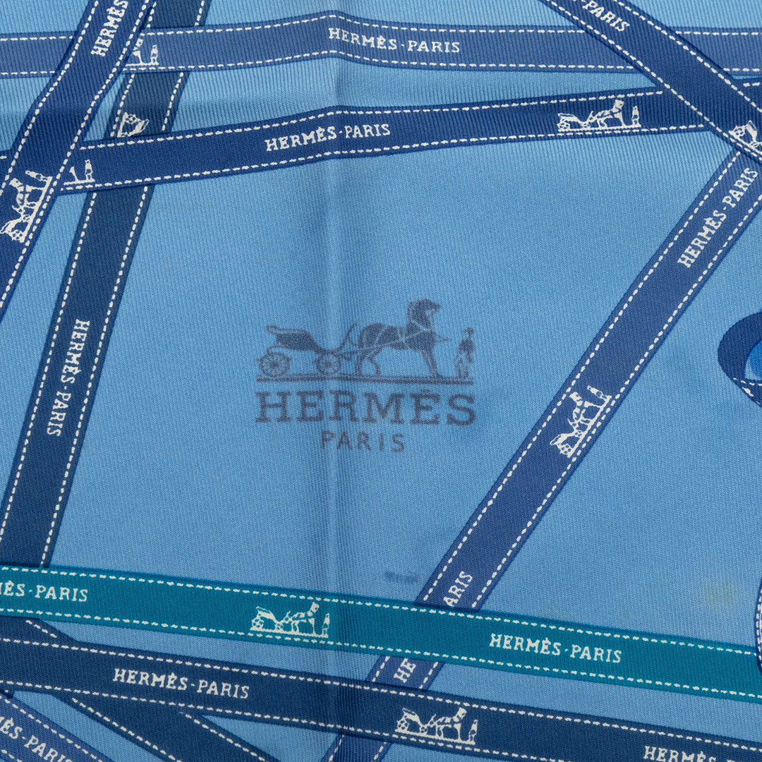 Hermès Carré Bolduc Pointu Triangle Bleu – vue 3 – GABY PARIS