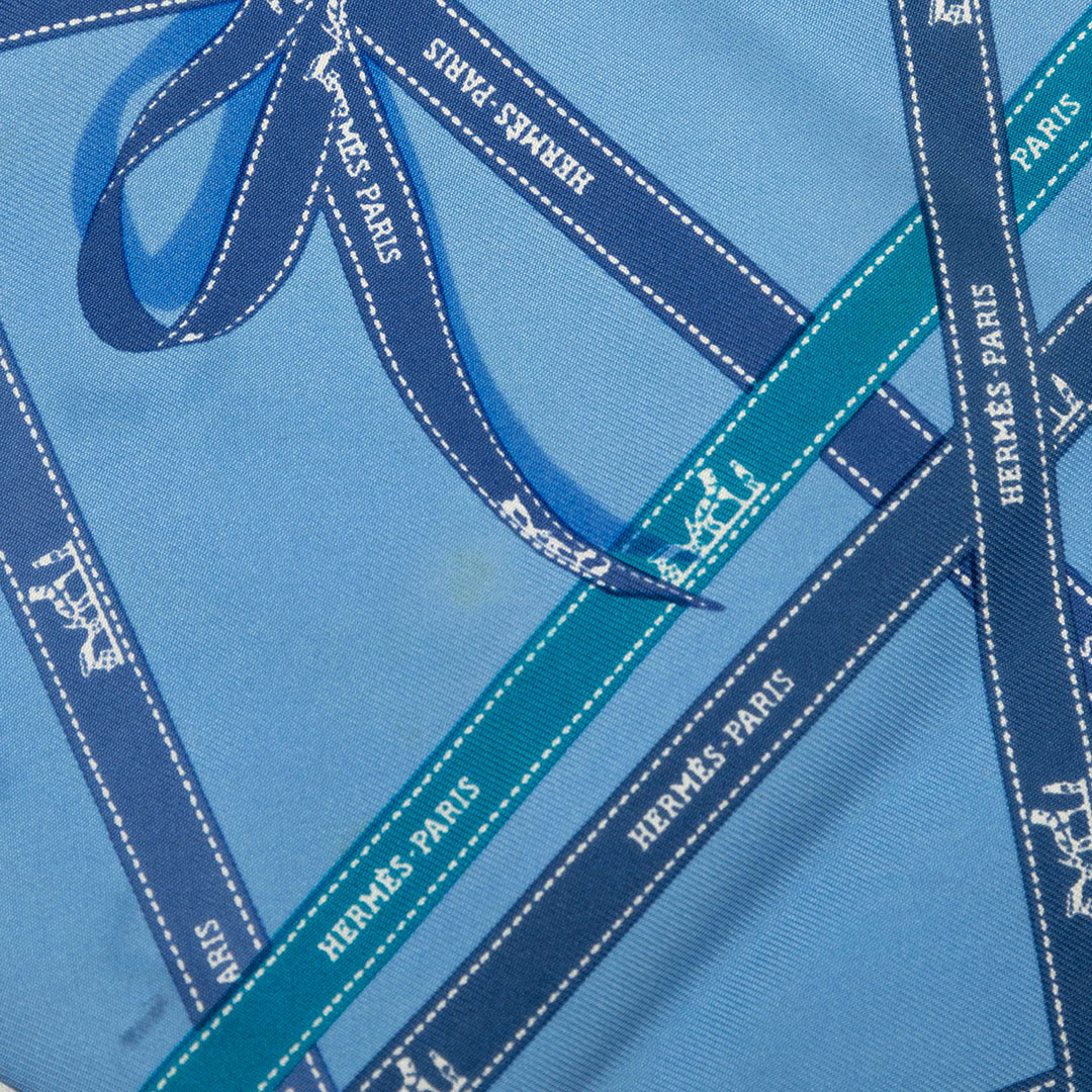 Hermès Carré Bolduc Pointu Triangle Bleu – vue 6 – GABY PARIS