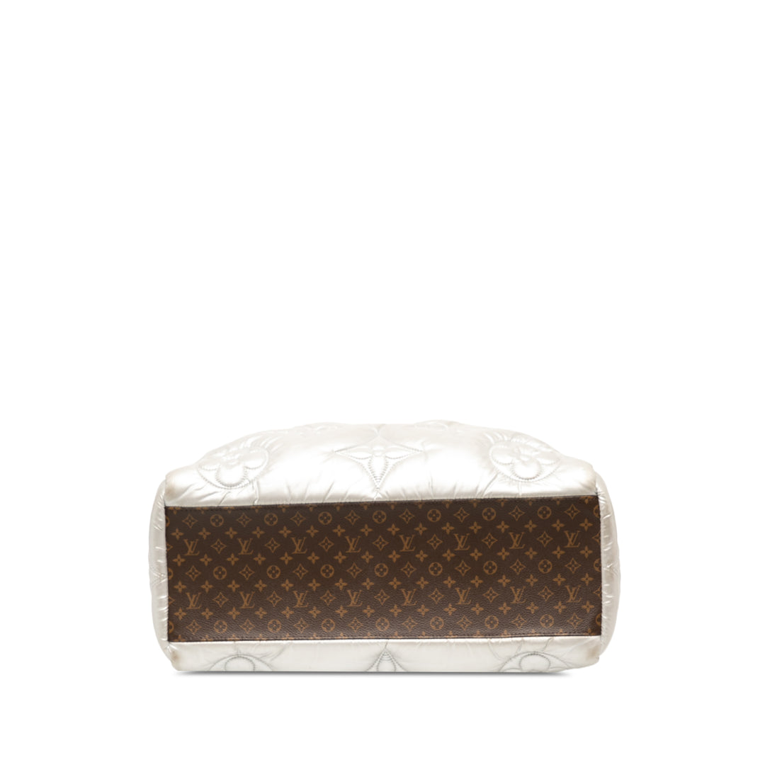 Louis Vuitton Sac à main Econyl Pillow Onthego Monogram GM Argenté – vue 3 – GABY PARIS