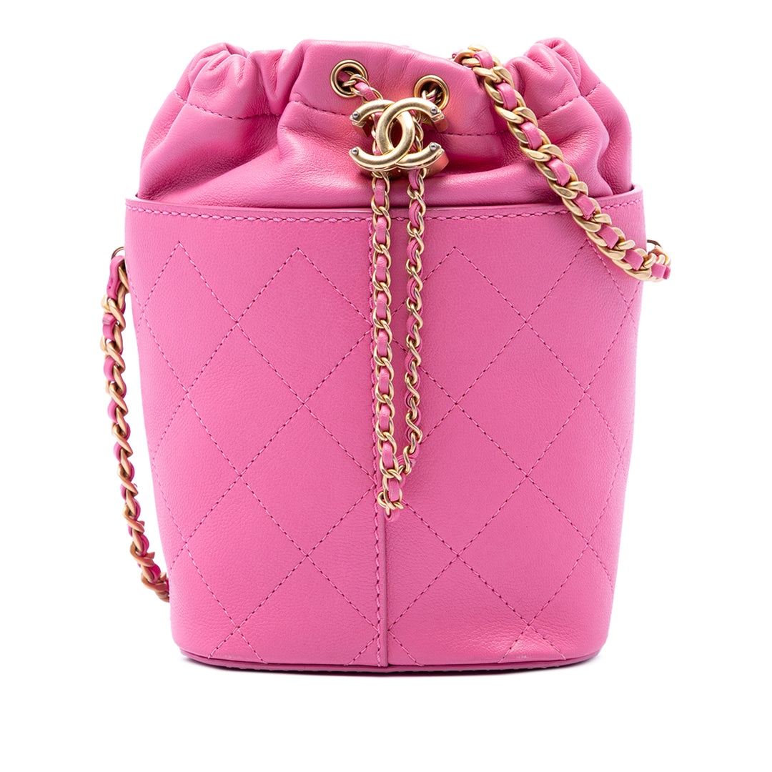 Chanel Sac seau CC Matelassé à cordon seau Petit Cuir caviar Rose – vue principale – GABY PARIS
