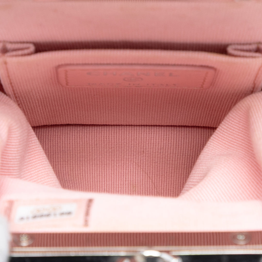 Chanel CC Matelassé Acrylic et Cuir d’agneau Evening Pochette avec chaîne