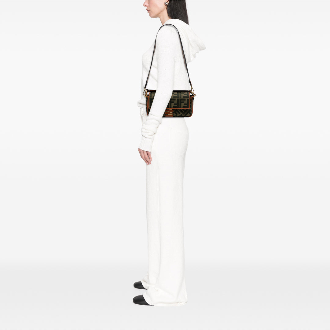Fendi Zucca Embroidered Toile Baguette Sac cartable Vert – GABY PARIS Authentique