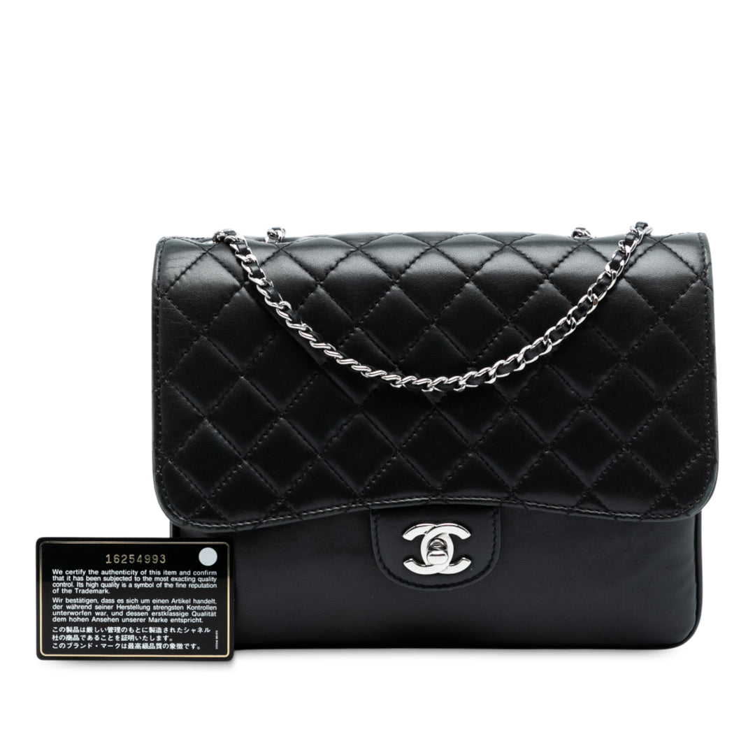 Chanel Medium Matelassé Cuir d’agneau Clams Pocket Accordion à rabat