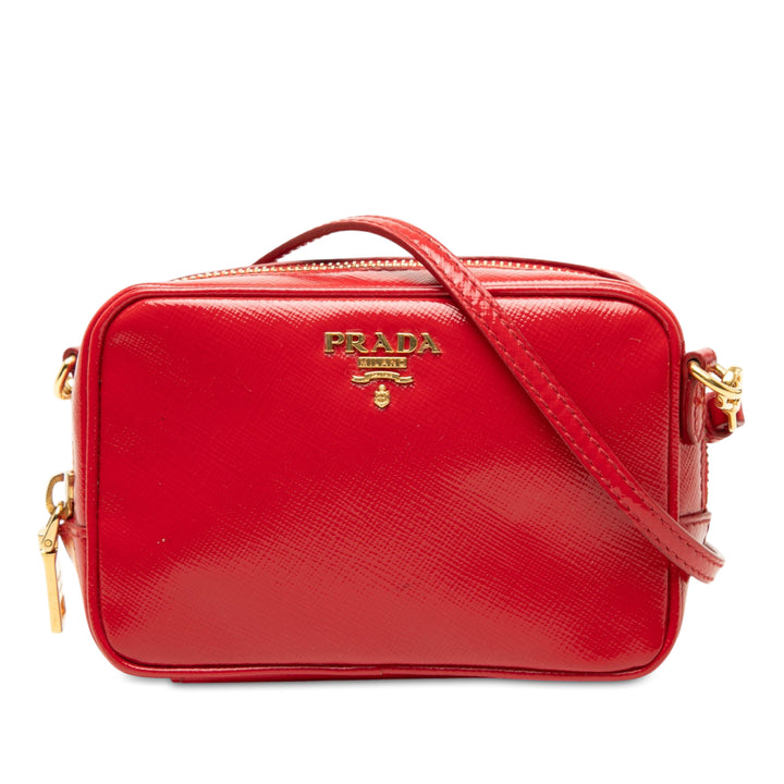 Prada Sac caméra Vernice Saffiano Mini Rouge – vue principale – GABY PARIS
