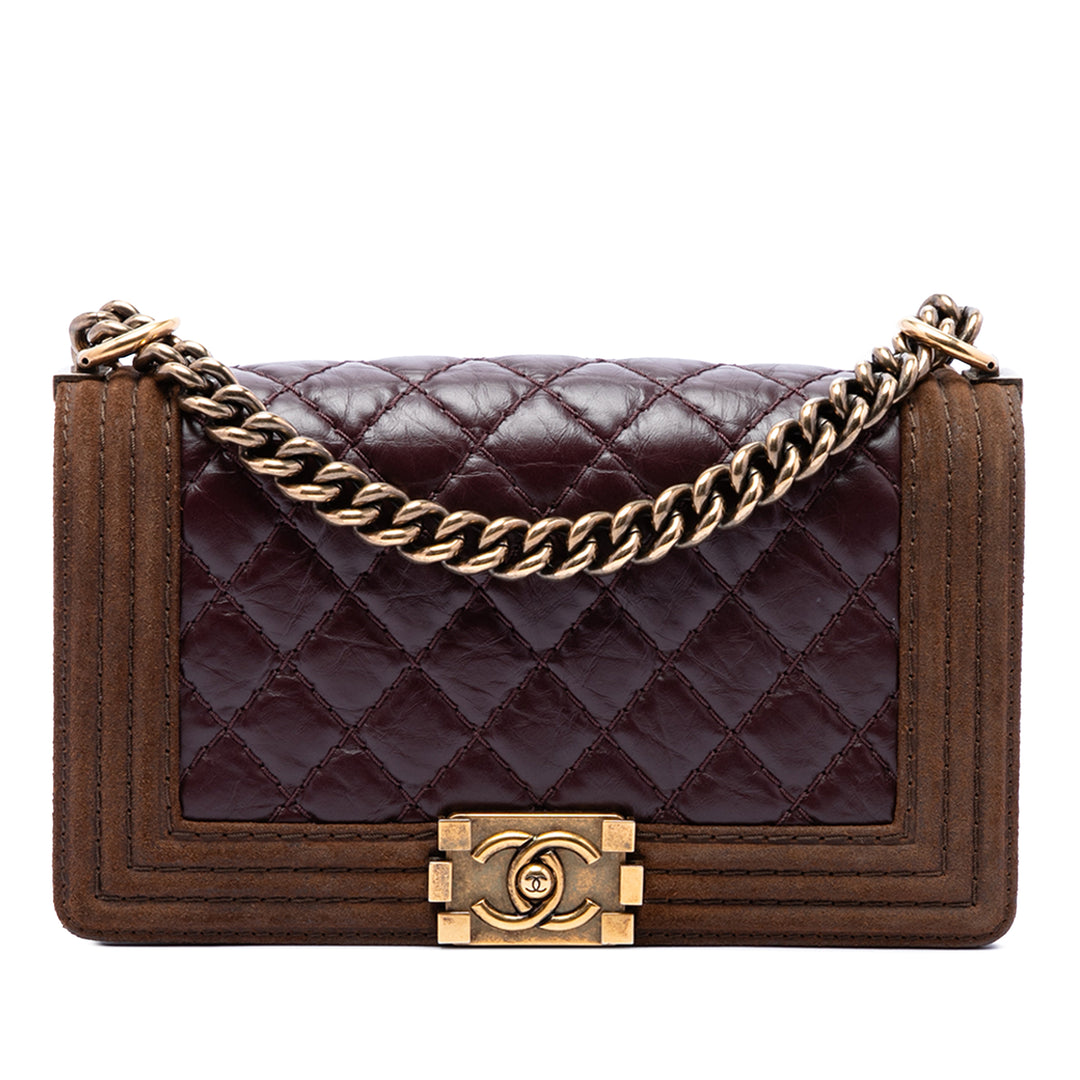 Chanel Nubuck à finitions Matelassé vieilli Boy à rabat Moyen Cuir de veau Rouge – vue principale – GABY PARIS