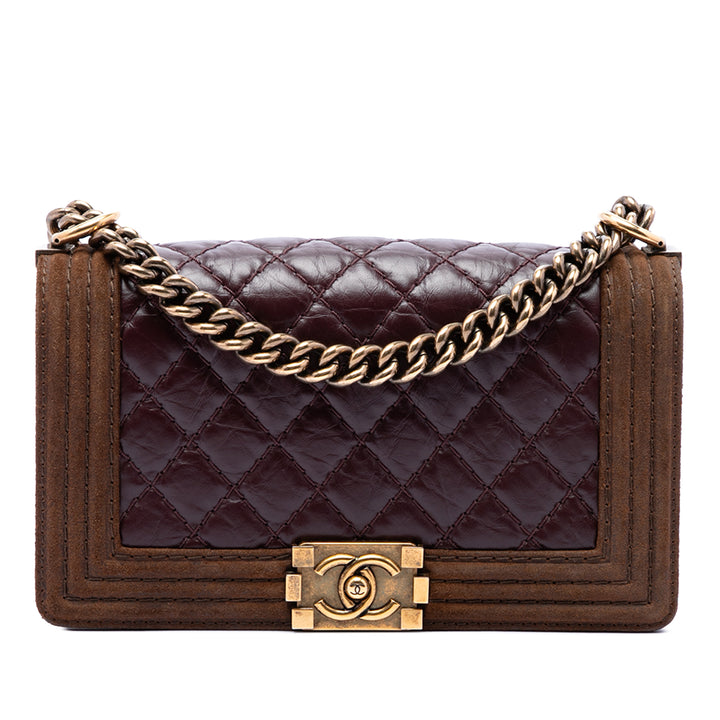 Chanel Nubuck à finitions Matelassé vieilli Boy à rabat Moyen Cuir de veau Rouge – vue principale – GABY PARIS