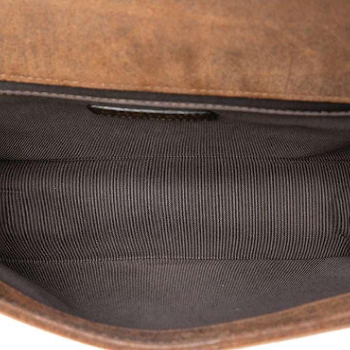 Chanel Nubuck à finitions Matelassé vieilli Boy à rabat Moyen Cuir de veau Rouge – vue 4 – GABY PARIS