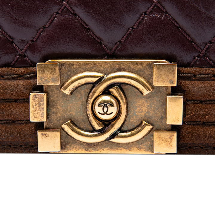 Chanel Nubuck à finitions Matelassé vieilli Boy à rabat Moyen Cuir de veau Rouge – vue 5 – GABY PARIS