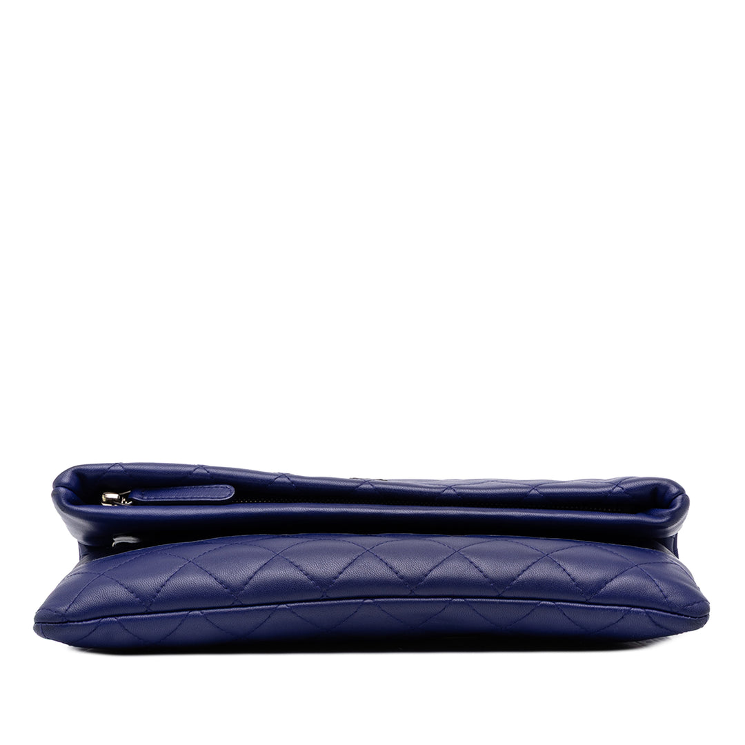 Chanel CC Matelassé Foldover Pochette Cuir d'agneau Bleu – vue 3 – GABY PARIS
