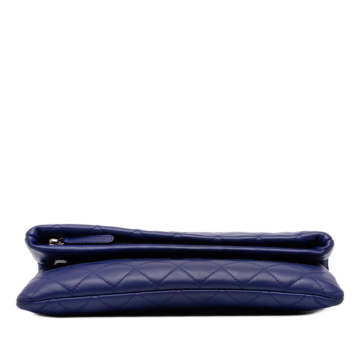 Chanel CC Matelassé Foldover Pochette Cuir d'agneau Bleu – vue 3 – GABY PARIS