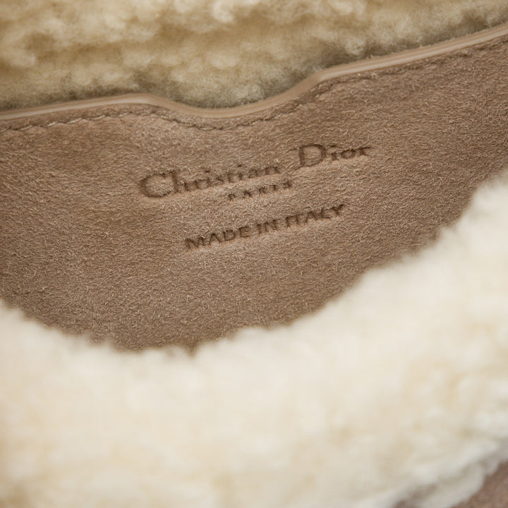 Dior Sac bandoulière Shearling Bobby Petit Beige – vue 5 – GABY PARIS