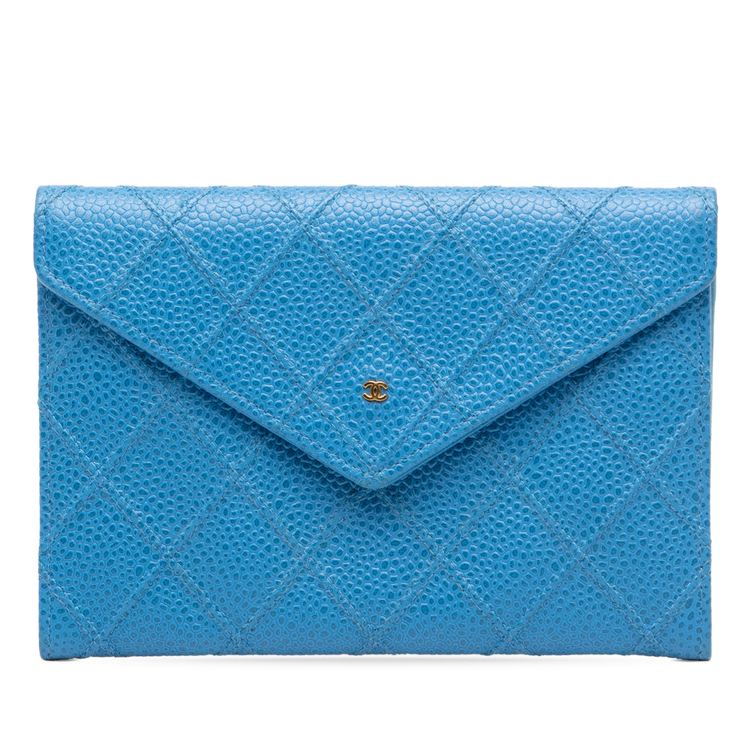 Chanel CC Matelassé Enveloppe Portefeuille Cuir caviar Bleu – vue principale – GABY PARIS
