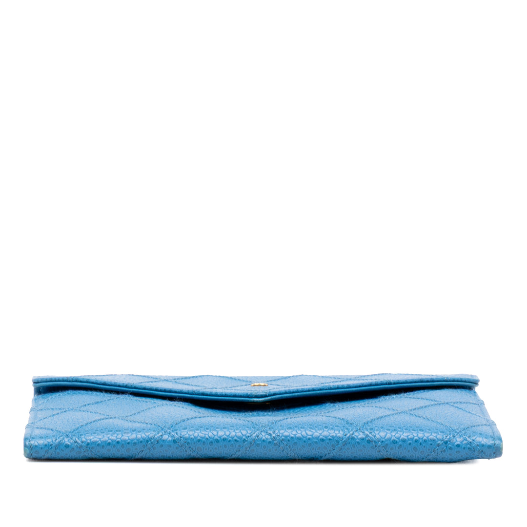 Chanel CC Matelassé Enveloppe Portefeuille Cuir caviar Bleu – vue 3 – GABY PARIS
