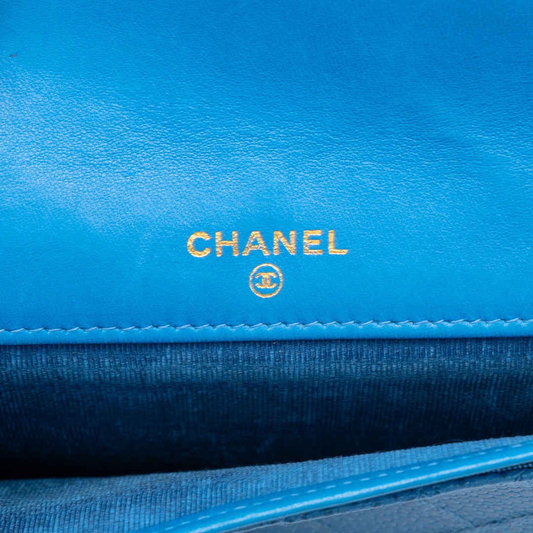Chanel CC Matelassé Enveloppe Portefeuille Cuir caviar Bleu – vue 5 – GABY PARIS