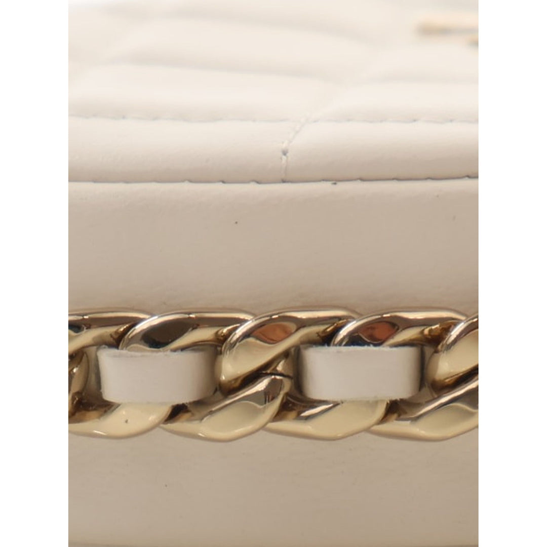 Chanel Pochette Matelassé rond à chaîne Mini Cuir d'agneau Blanc – vue 10 – GABY PARIS
