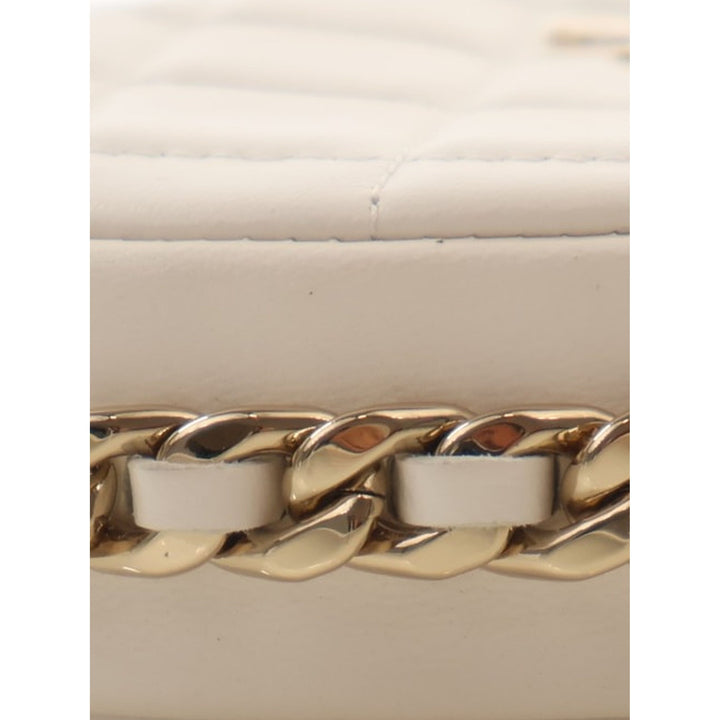 Chanel Pochette Matelassé rond à chaîne Mini Cuir d'agneau Blanc – vue 10 – GABY PARIS