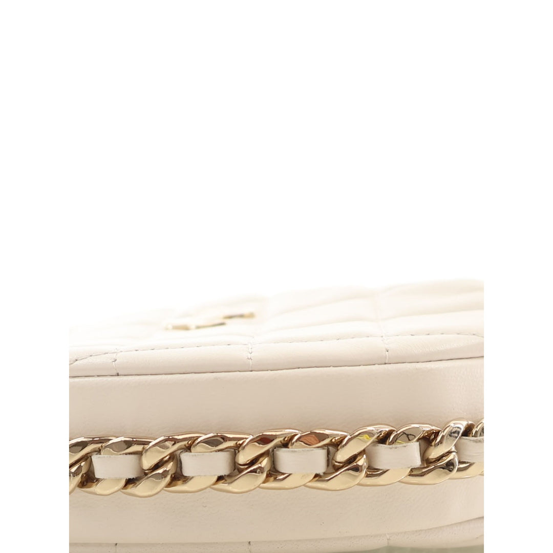 Chanel Pochette Matelassé rond à chaîne Mini Cuir d'agneau Blanc – vue 13 – GABY PARIS