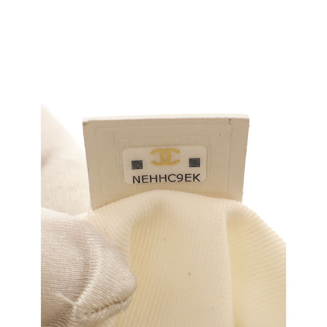 Chanel Pochette Matelassé rond à chaîne Mini Cuir d'agneau Blanc – vue 6 – GABY PARIS