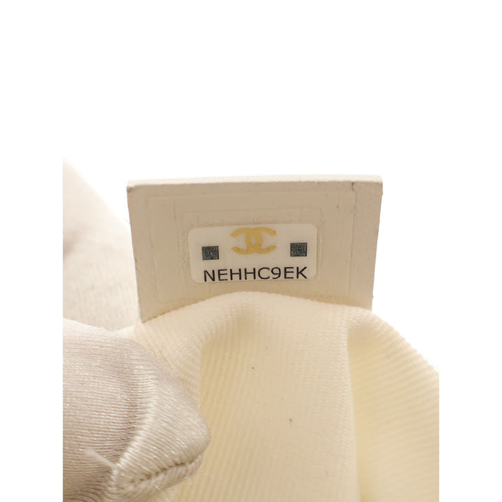 Chanel Pochette Matelassé rond à chaîne Mini Cuir d'agneau Blanc – vue 6 – GABY PARIS
