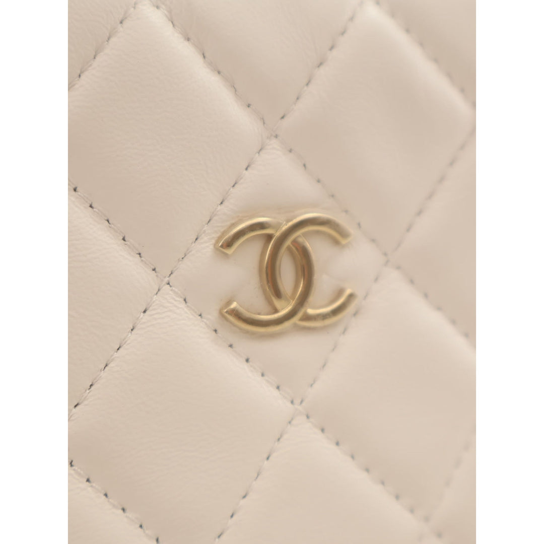 Chanel Pochette Matelassé rond à chaîne Mini Cuir d'agneau Blanc – vue 7 – GABY PARIS