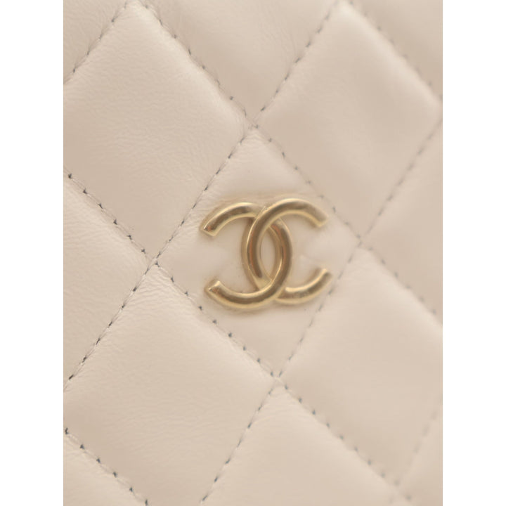 Chanel Pochette Matelassé rond à chaîne Mini Cuir d'agneau Blanc – vue 7 – GABY PARIS