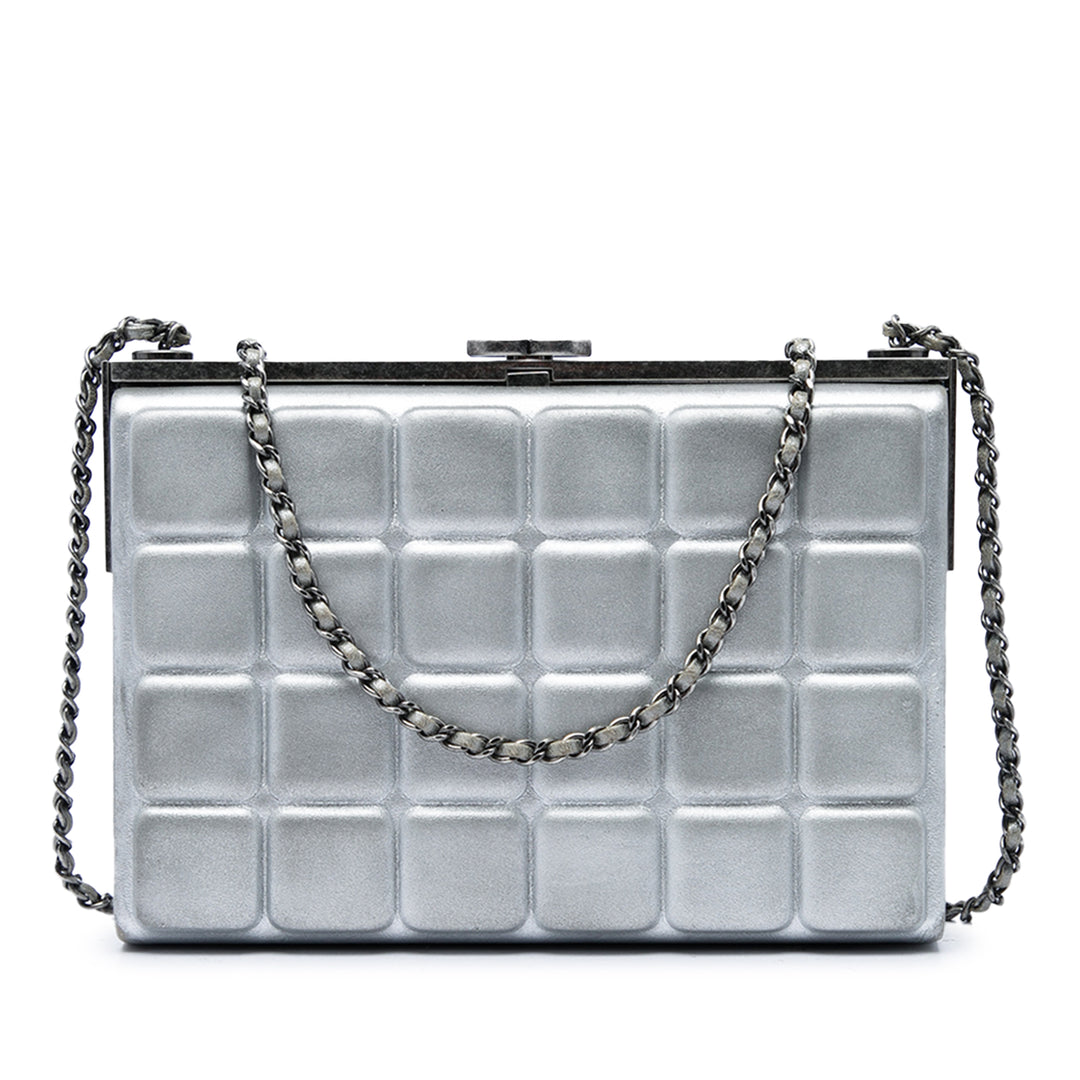Chocolate Bar Métallisé Armature Pochette avec chaîne Cuir d'agneau Argenté