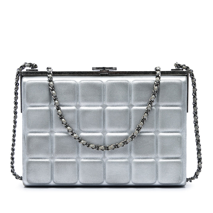 Chocolate Bar Métallisé Armature Pochette avec chaîne Cuir d'agneau Argenté