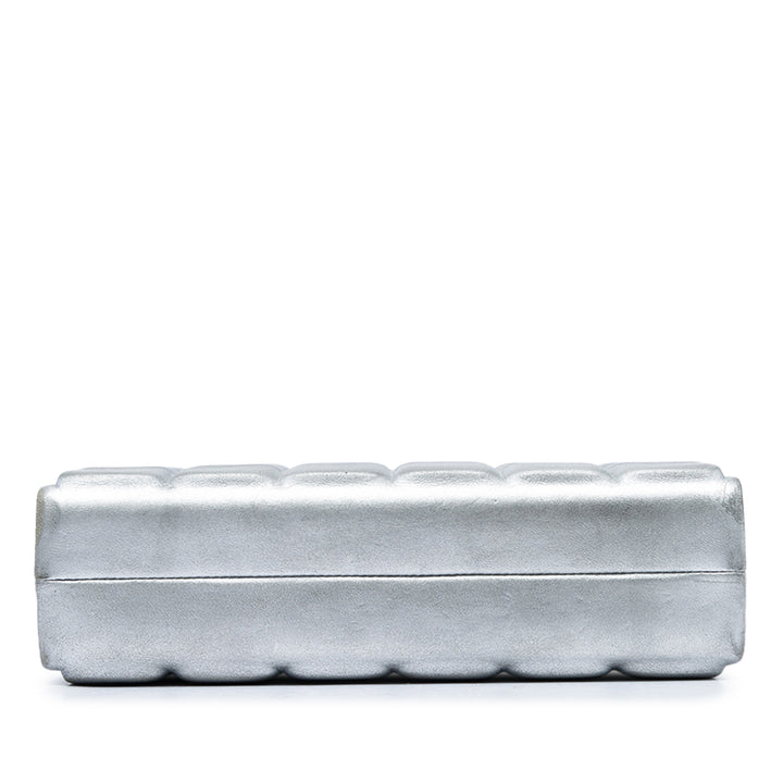 Chocolate Bar Métallisé Armature Pochette avec chaîne Cuir d'agneau Argenté
