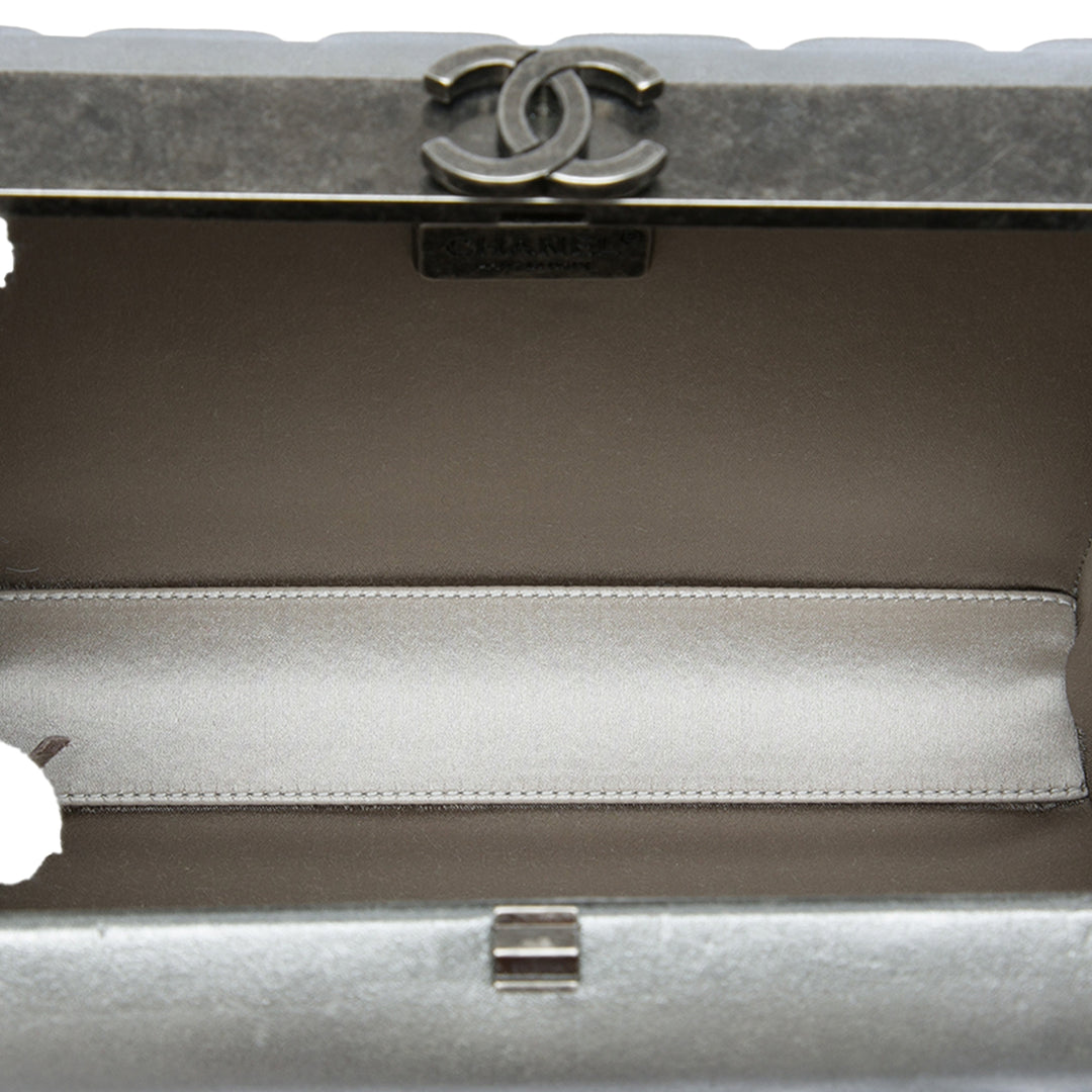 Chocolate Bar Métallisé Armature Pochette avec chaîne Cuir d'agneau Argenté