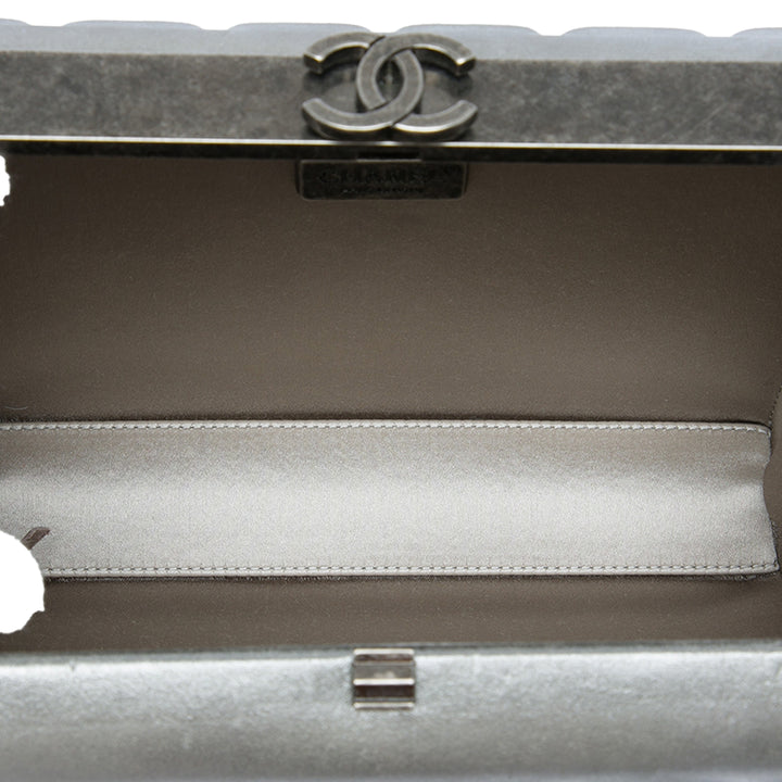 Chocolate Bar Métallisé Armature Pochette avec chaîne Cuir d'agneau Argenté