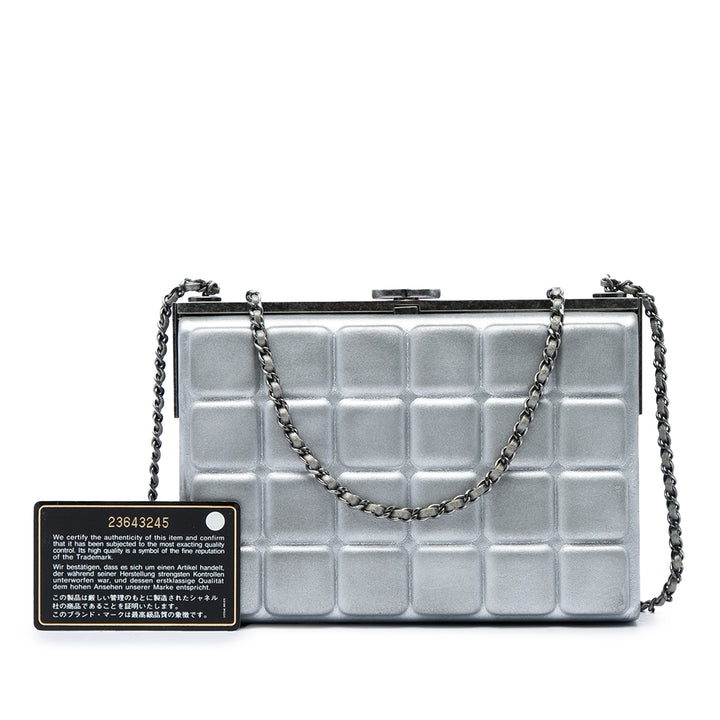 Chocolate Bar Métallisé Armature Pochette avec chaîne Cuir d'agneau Argenté