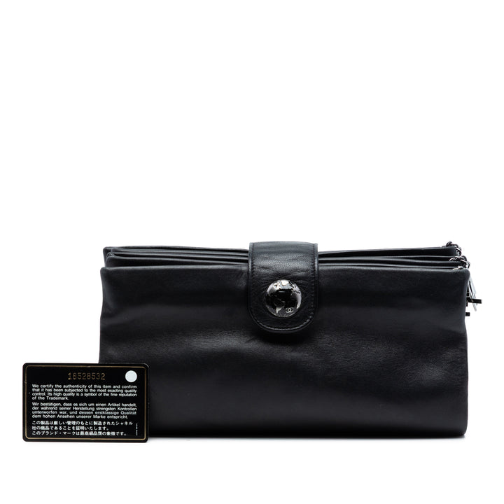 Chanel Globe Emblem Pochette Cuir d'agneau