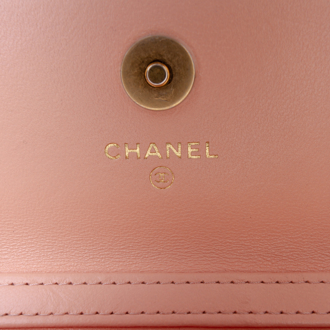 Chanel Matelassé Cuir d’agneau 19 Wallet on Chain