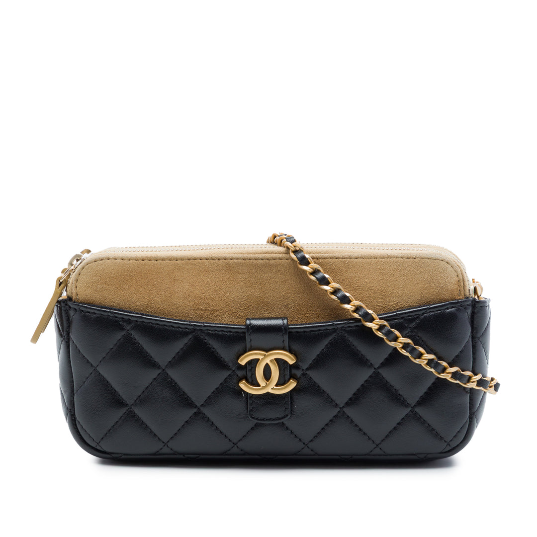 Chanel CC Matelassé Cuir d’agneau et Daim Double Zip Phone Holder avec chaîne