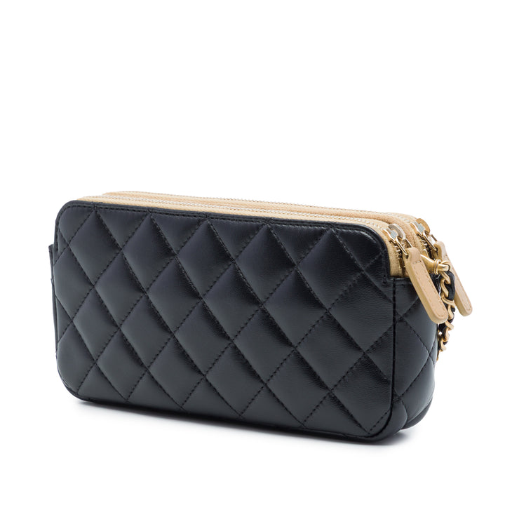 Chanel CC Matelassé Cuir d’agneau et Daim Double Zip Phone Holder avec chaîne