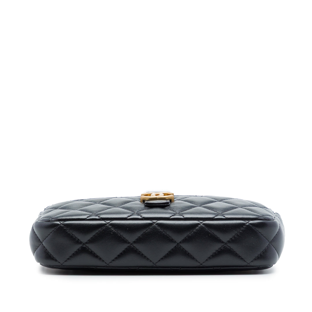 Chanel CC Matelassé Cuir d’agneau et Daim Double Zip Phone Holder avec chaîne