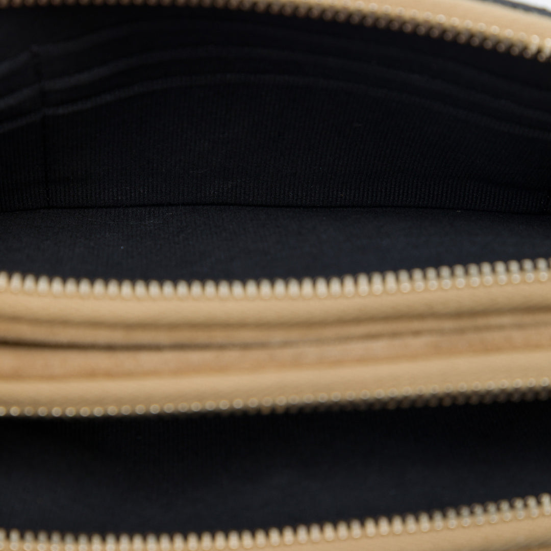 Chanel CC Matelassé Cuir d’agneau et Daim Double Zip Phone Holder avec chaîne