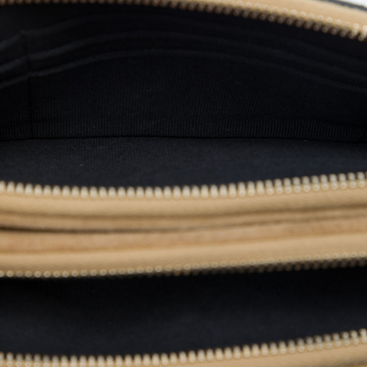 Chanel CC Matelassé Cuir d’agneau et Daim Double Zip Phone Holder avec chaîne